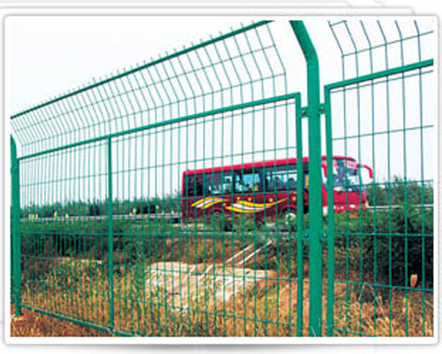 公路護(hù)欄網(wǎng)在橋梁路段如何固定